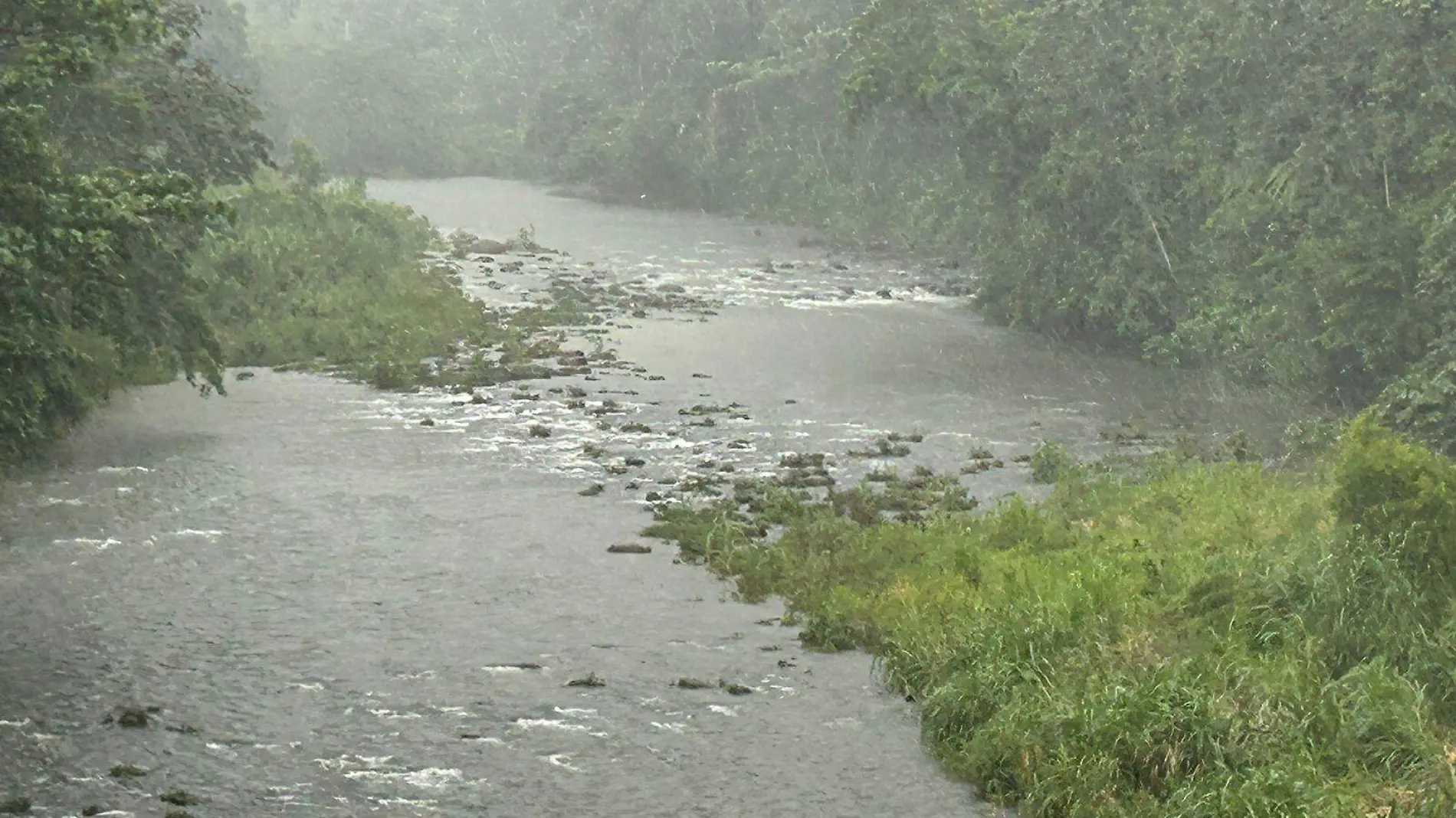 rios con lluvia 